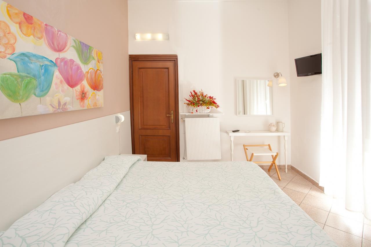 Hotel Lydia อาลัสซิโอ ภายนอก รูปภาพ