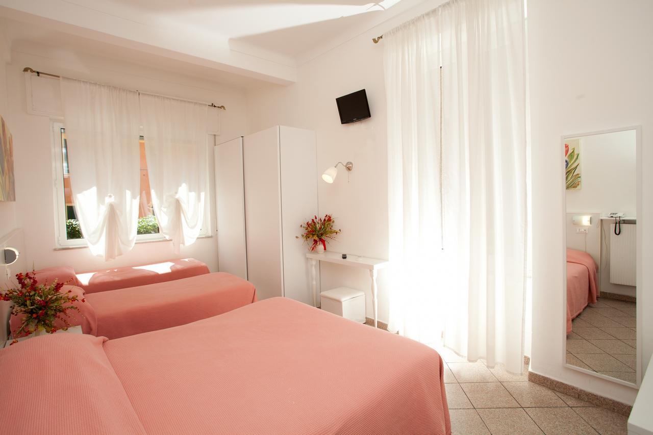 Hotel Lydia อาลัสซิโอ ภายนอก รูปภาพ